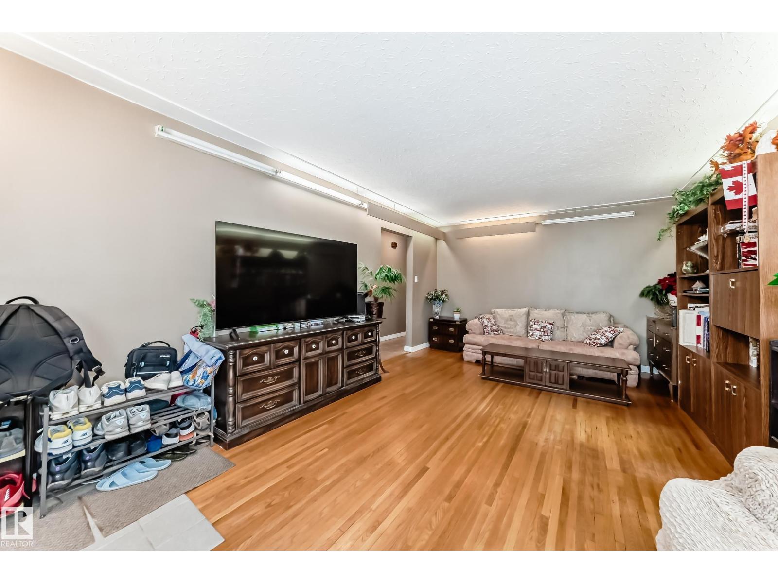 10837 65 AV NW, Edmonton