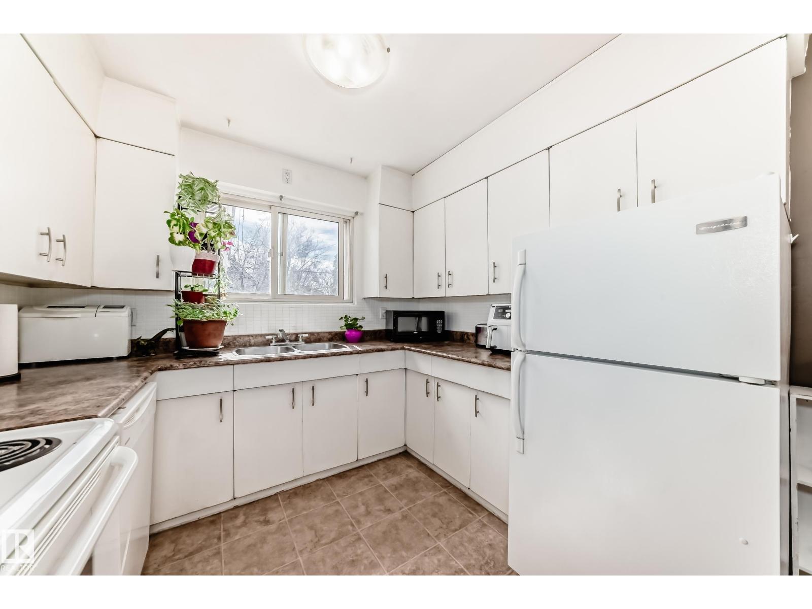 10837 65 AV NW, Edmonton