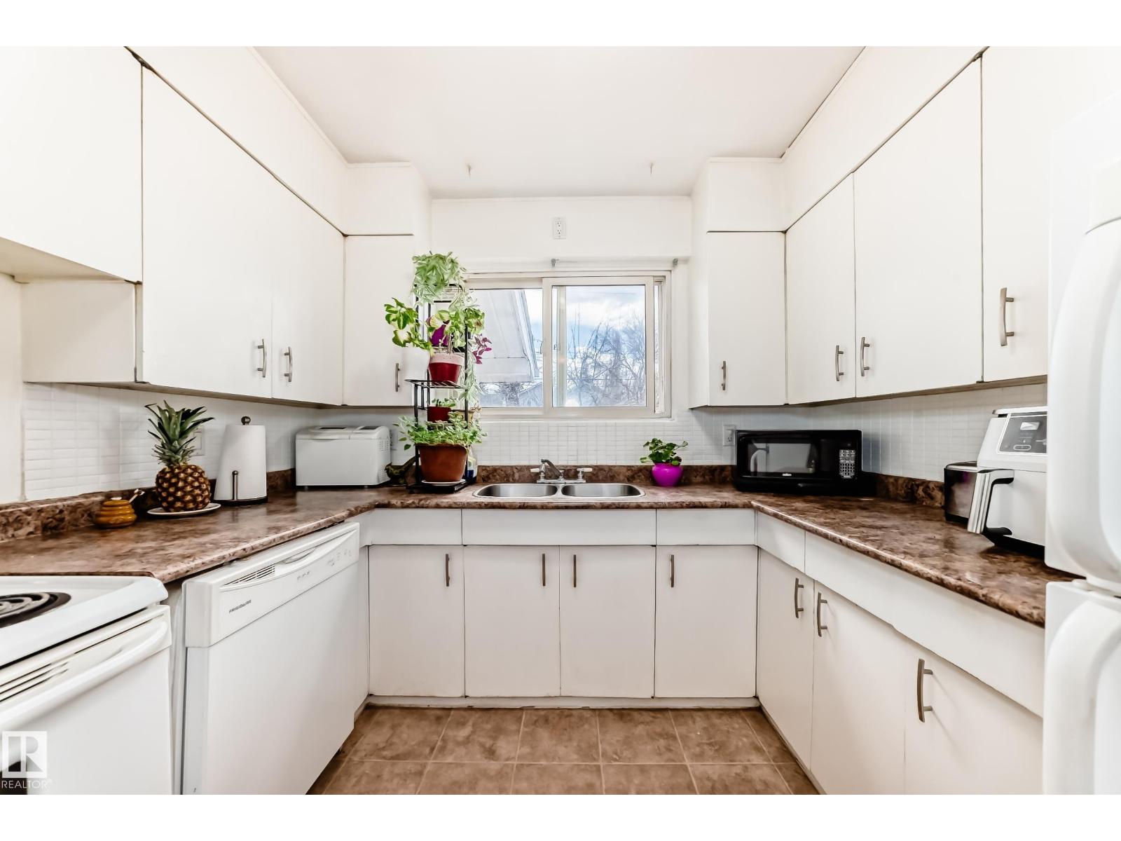 10837 65 AV NW, Edmonton