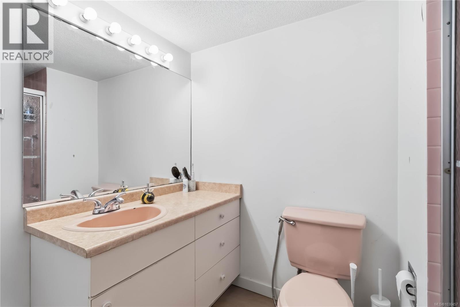 224 1870 McKenzie Ave, Saanich