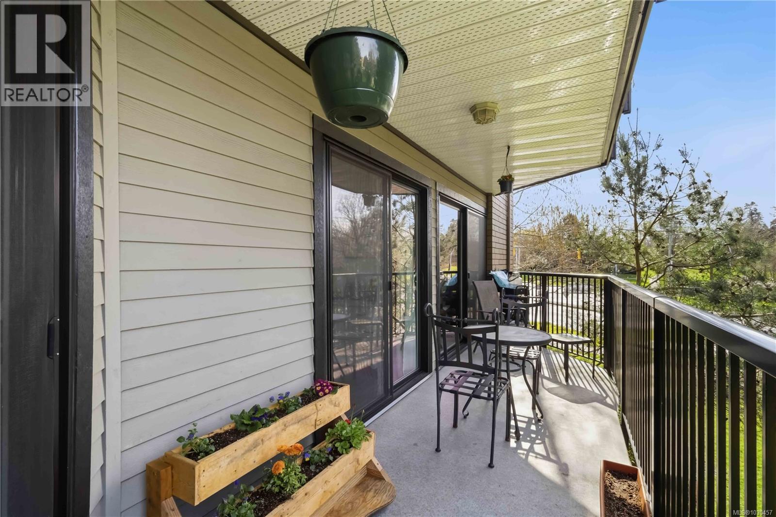 224 1870 McKenzie Ave, Saanich