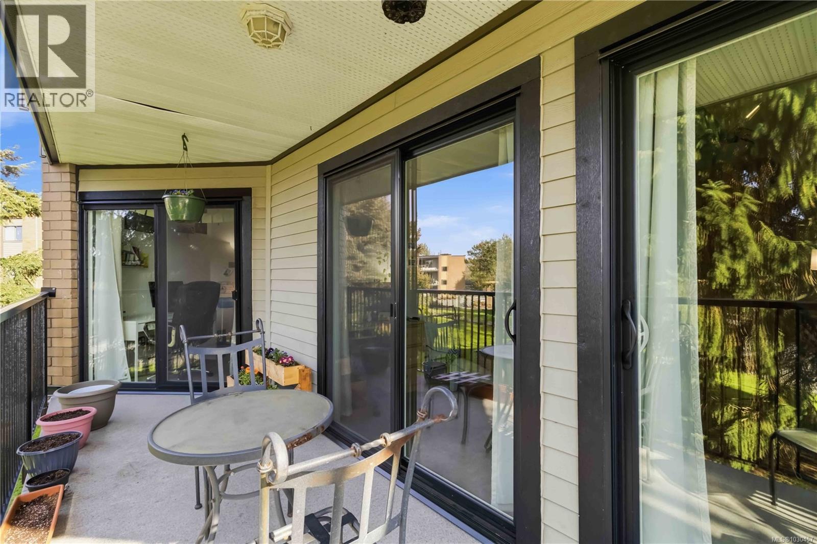 224 1870 McKenzie Ave, Saanich