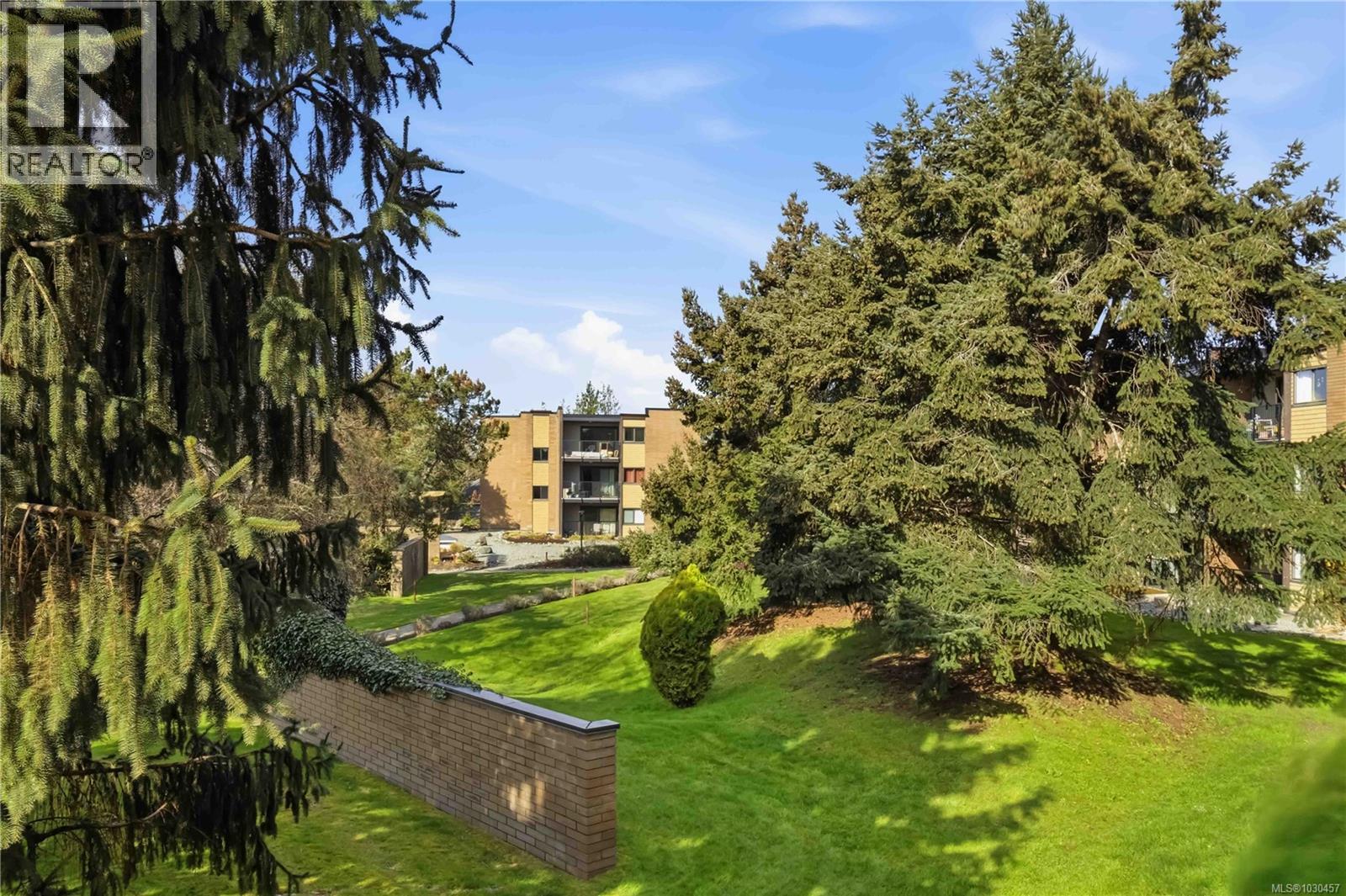 224 1870 McKenzie Ave, Saanich