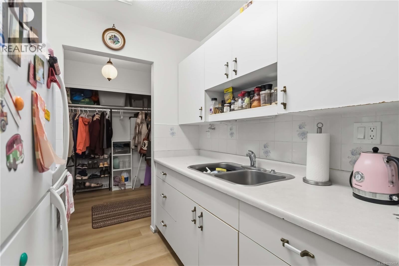 224 1870 McKenzie Ave, Saanich