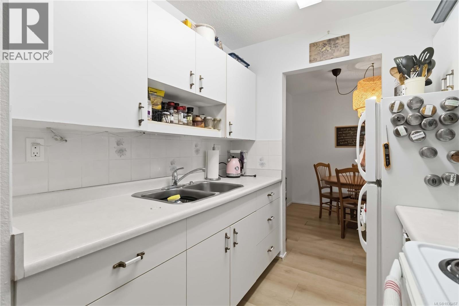 224 1870 McKenzie Ave, Saanich