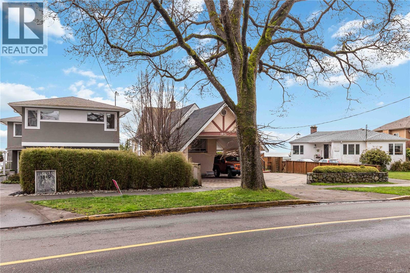 1811 HOLLYWOOD CRES - 6