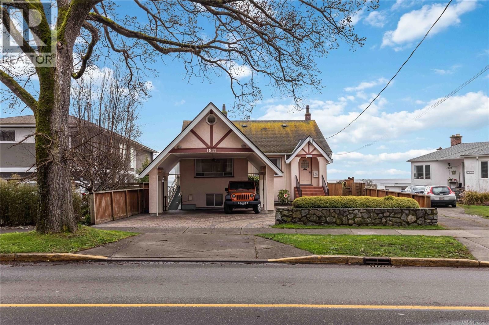 1811 Hollywood Cres - 1