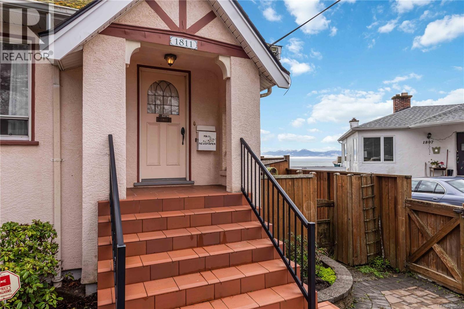 1811 Hollywood Cres - 8