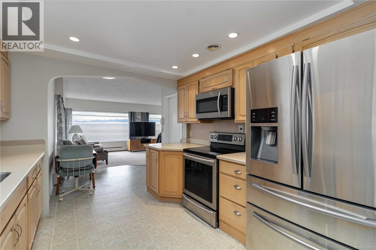 1811 Hollywood Cres - 16