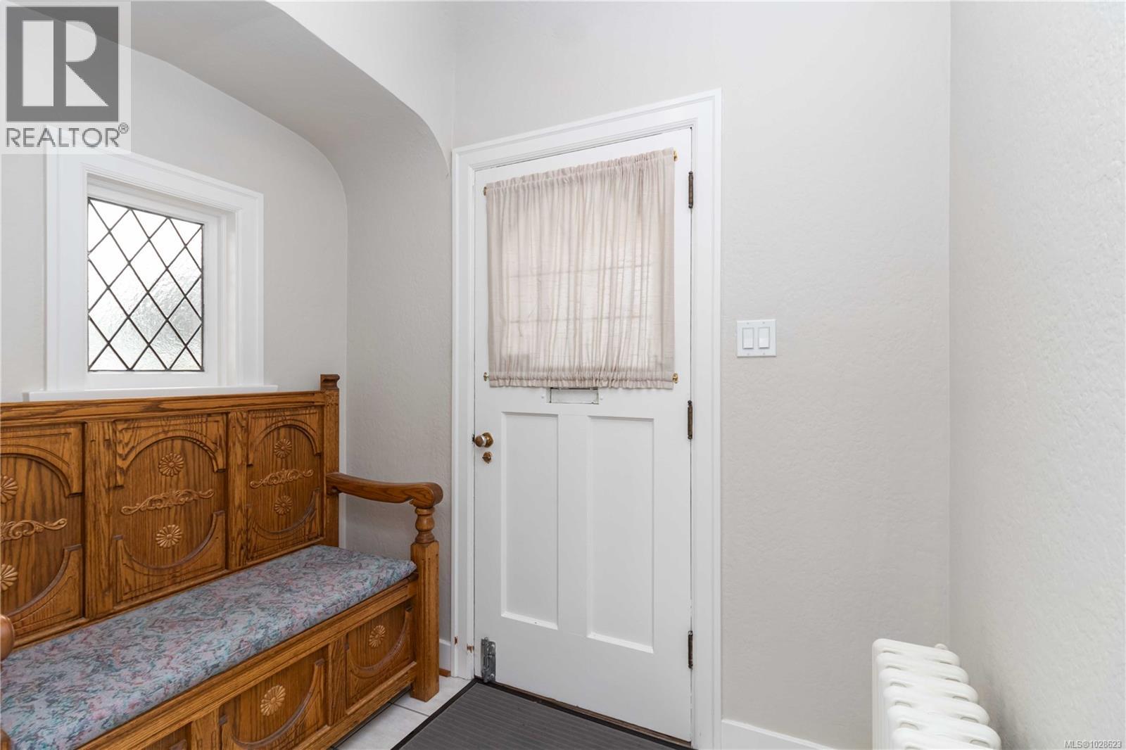 1811 HOLLYWOOD CRES - 9