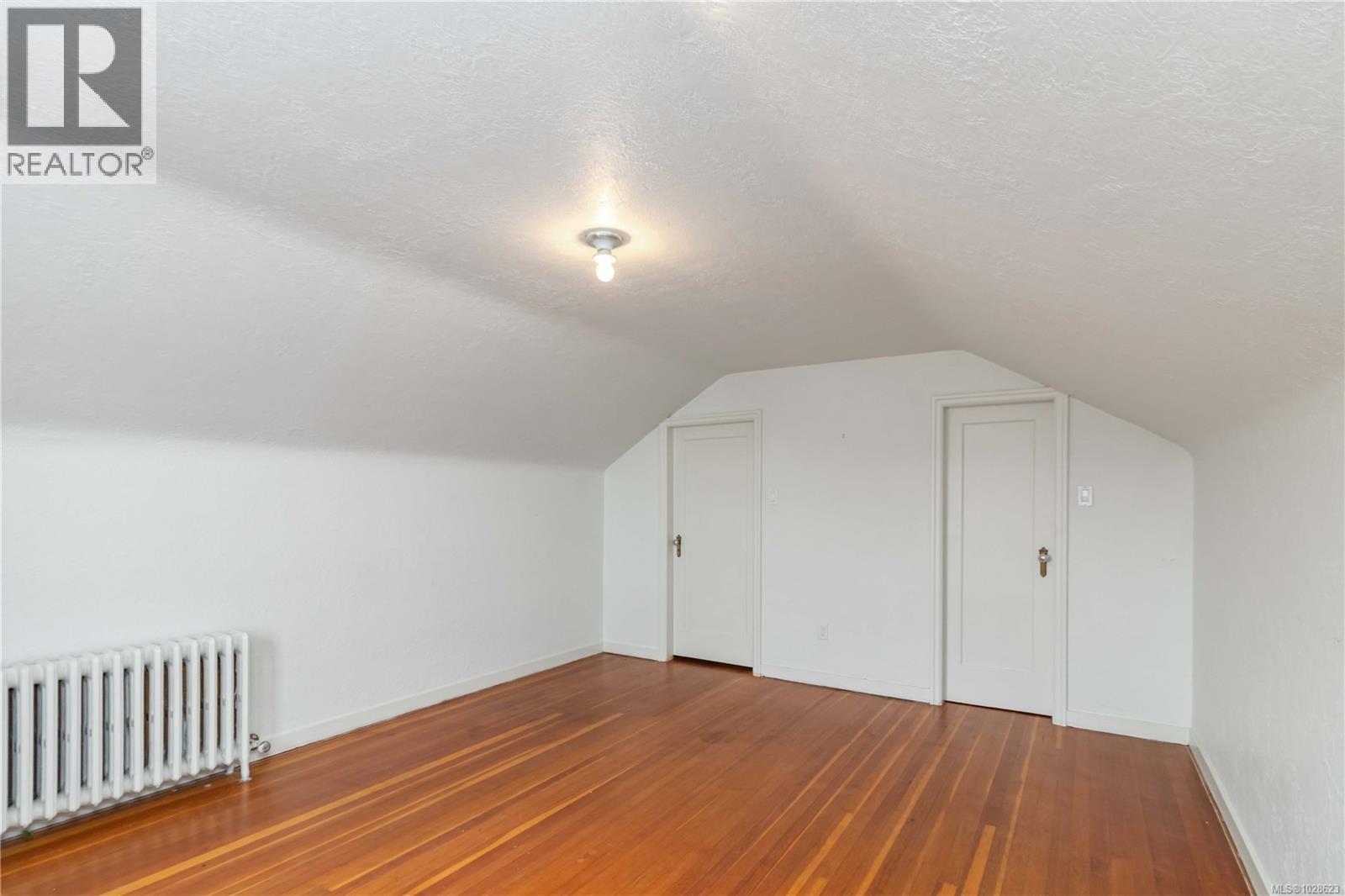 1811 HOLLYWOOD CRES - 35