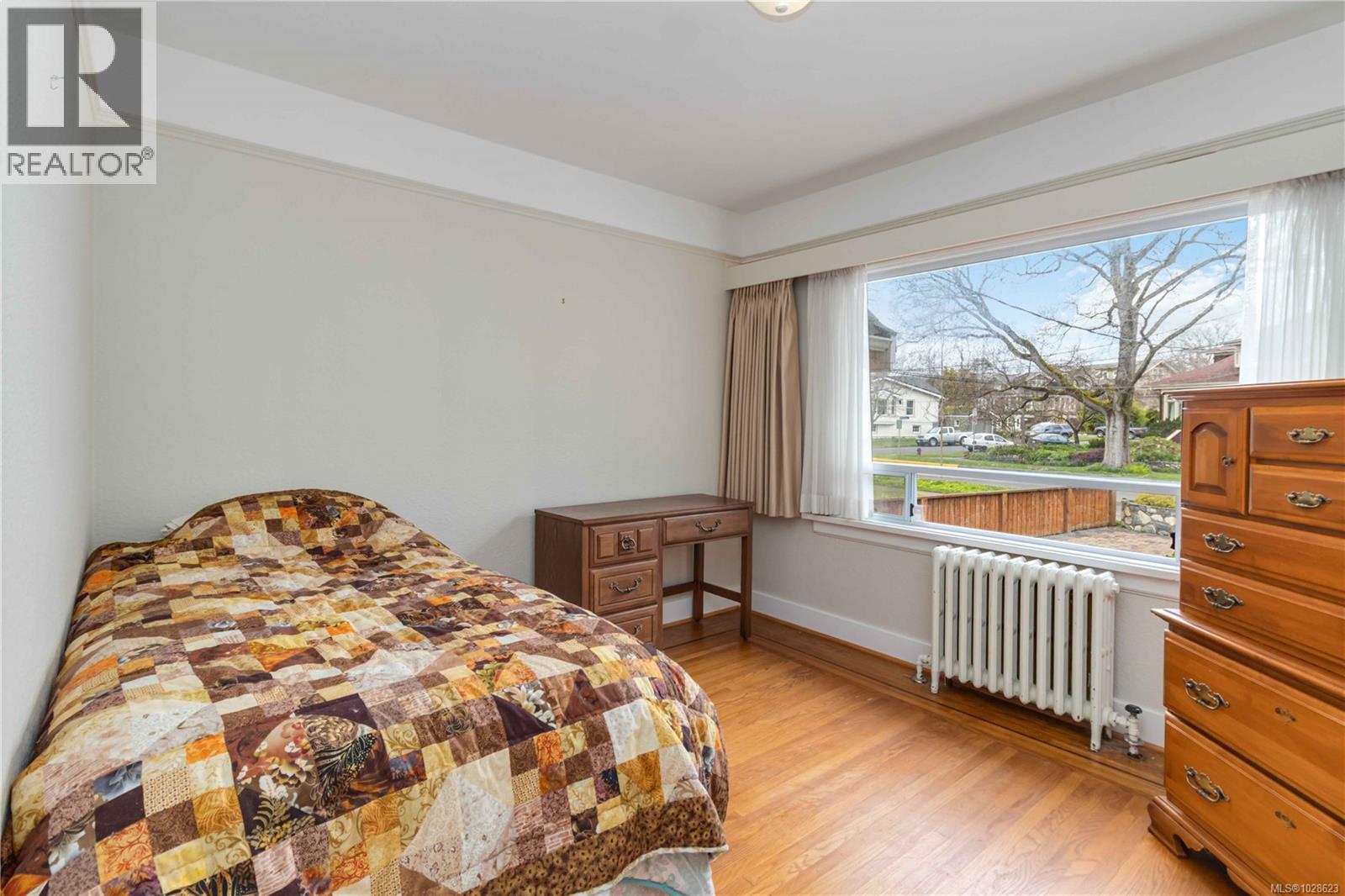 1811 Hollywood Cres - 29