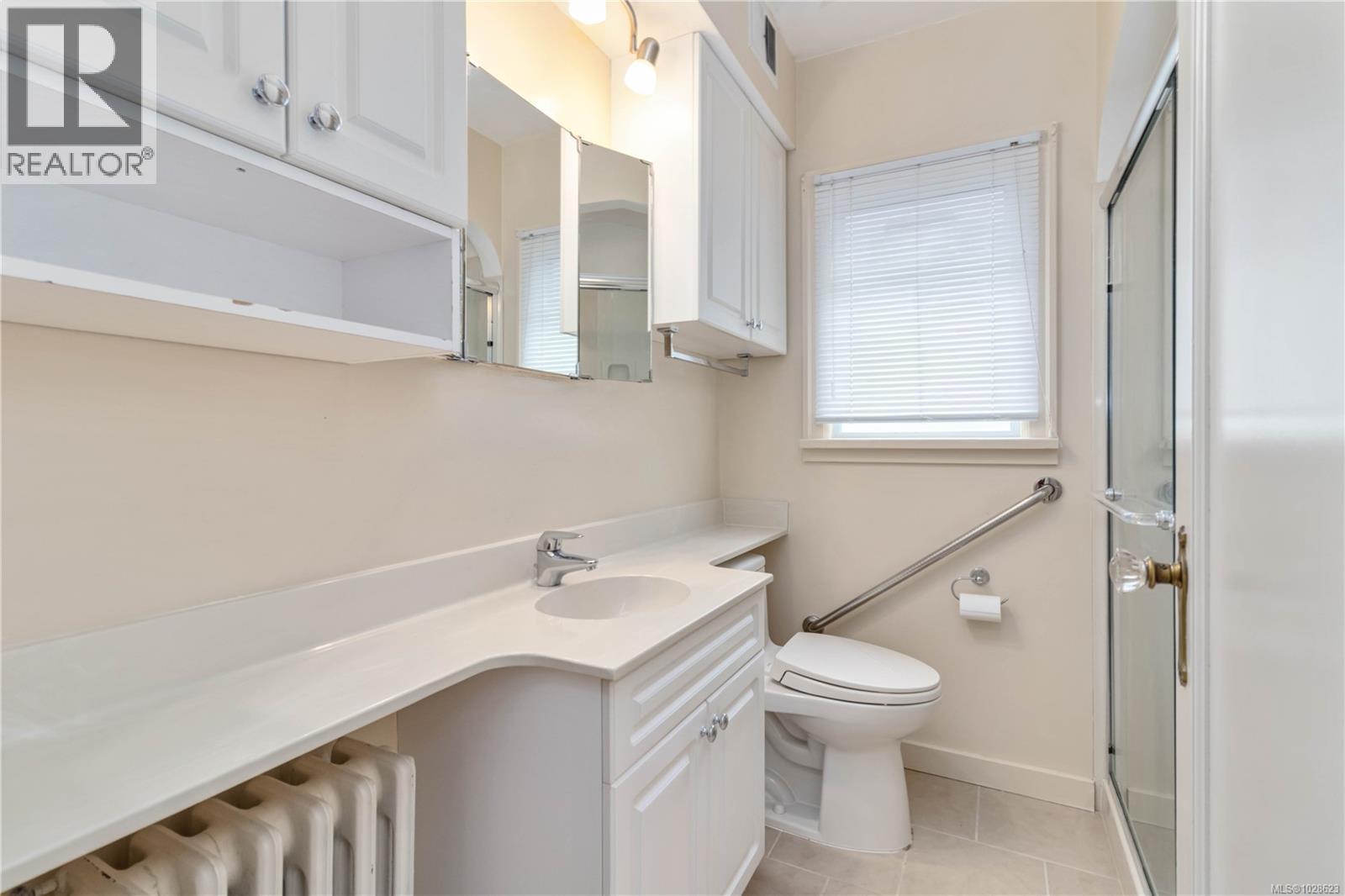 1811 Hollywood Cres - 22