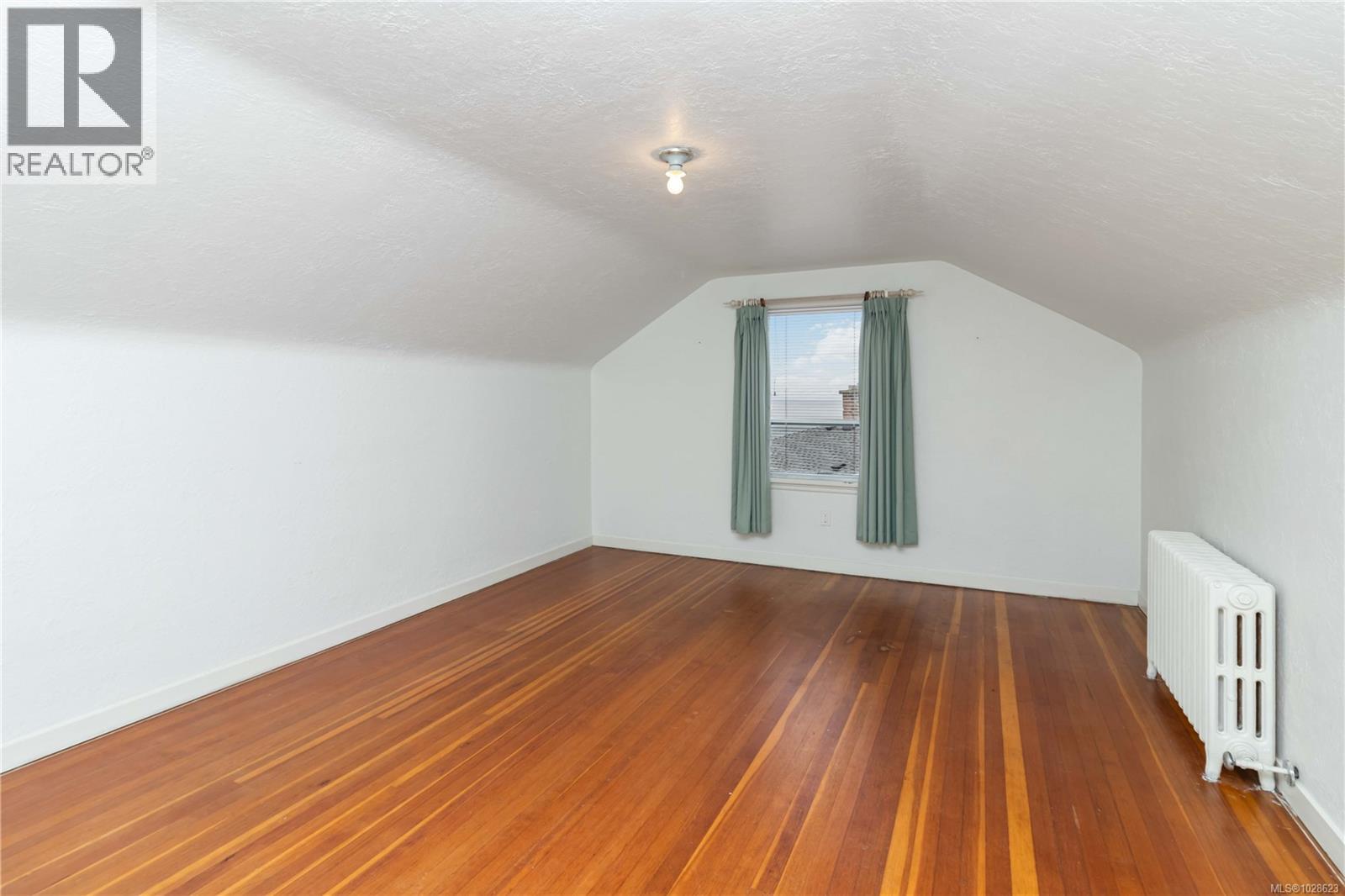 1811 Hollywood Cres - 34