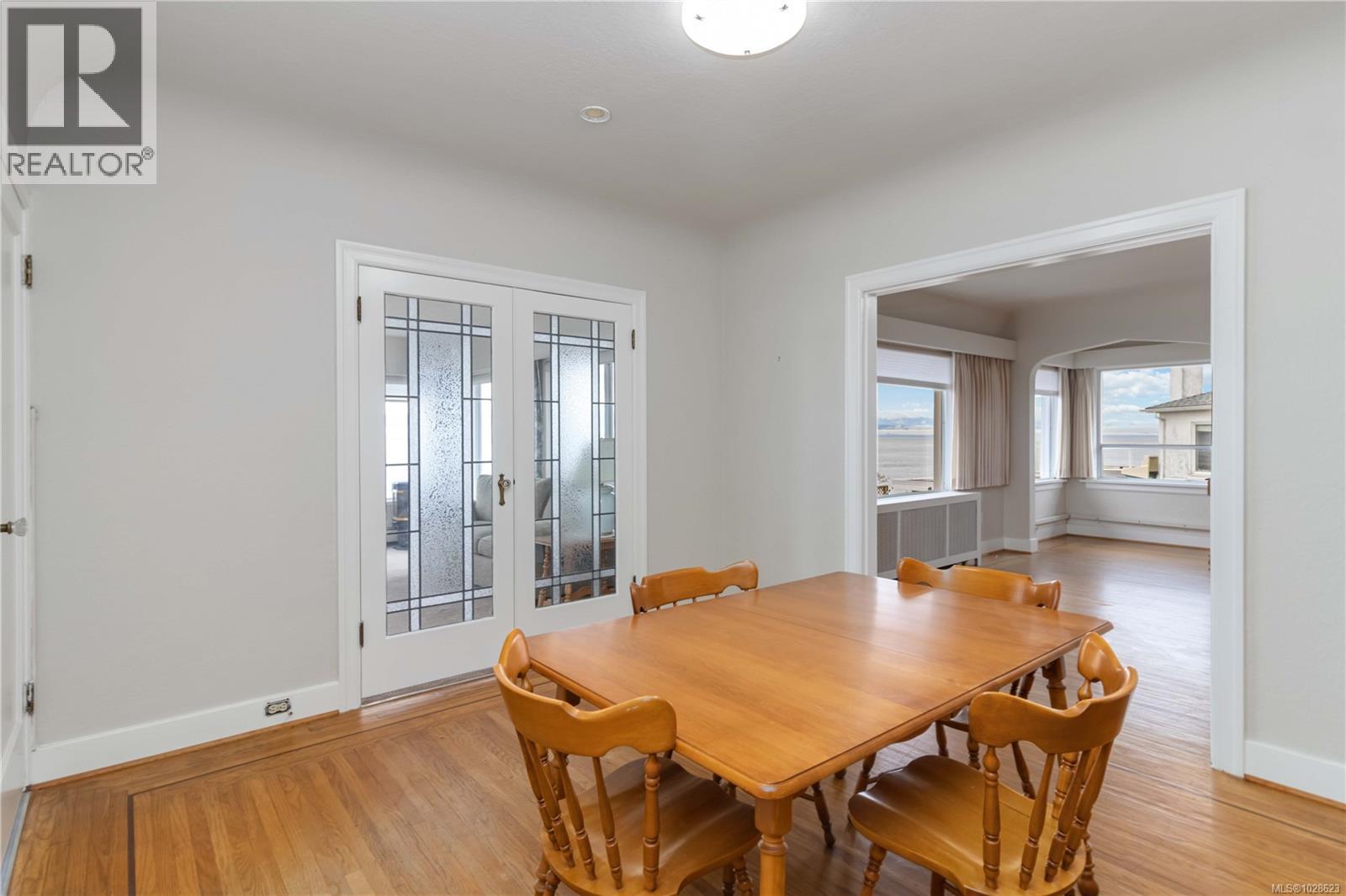 1811 HOLLYWOOD CRES - 13