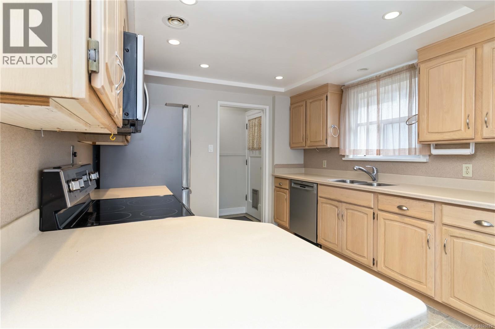 1811 Hollywood Cres - 14
