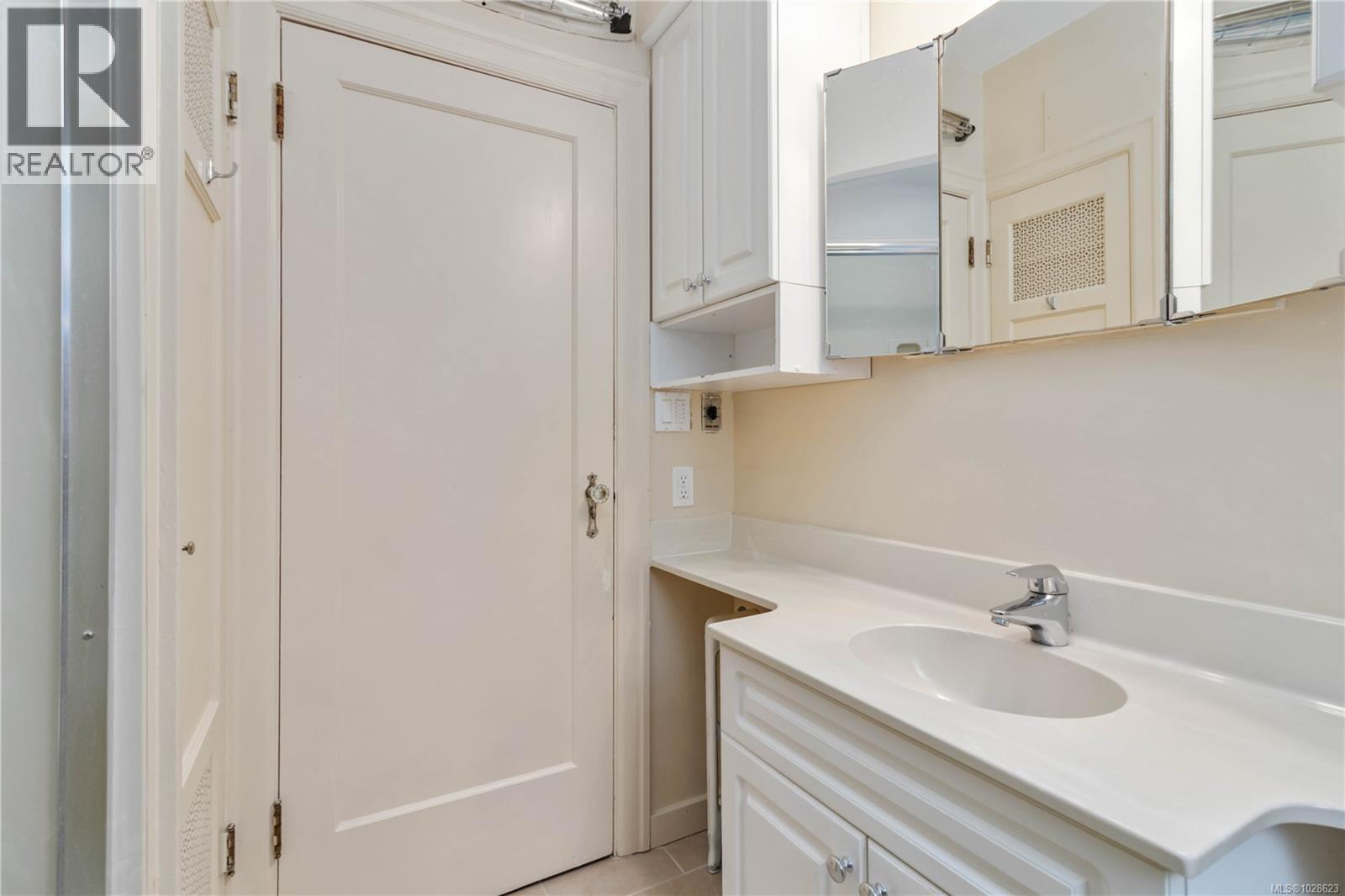 1811 Hollywood Cres - 23