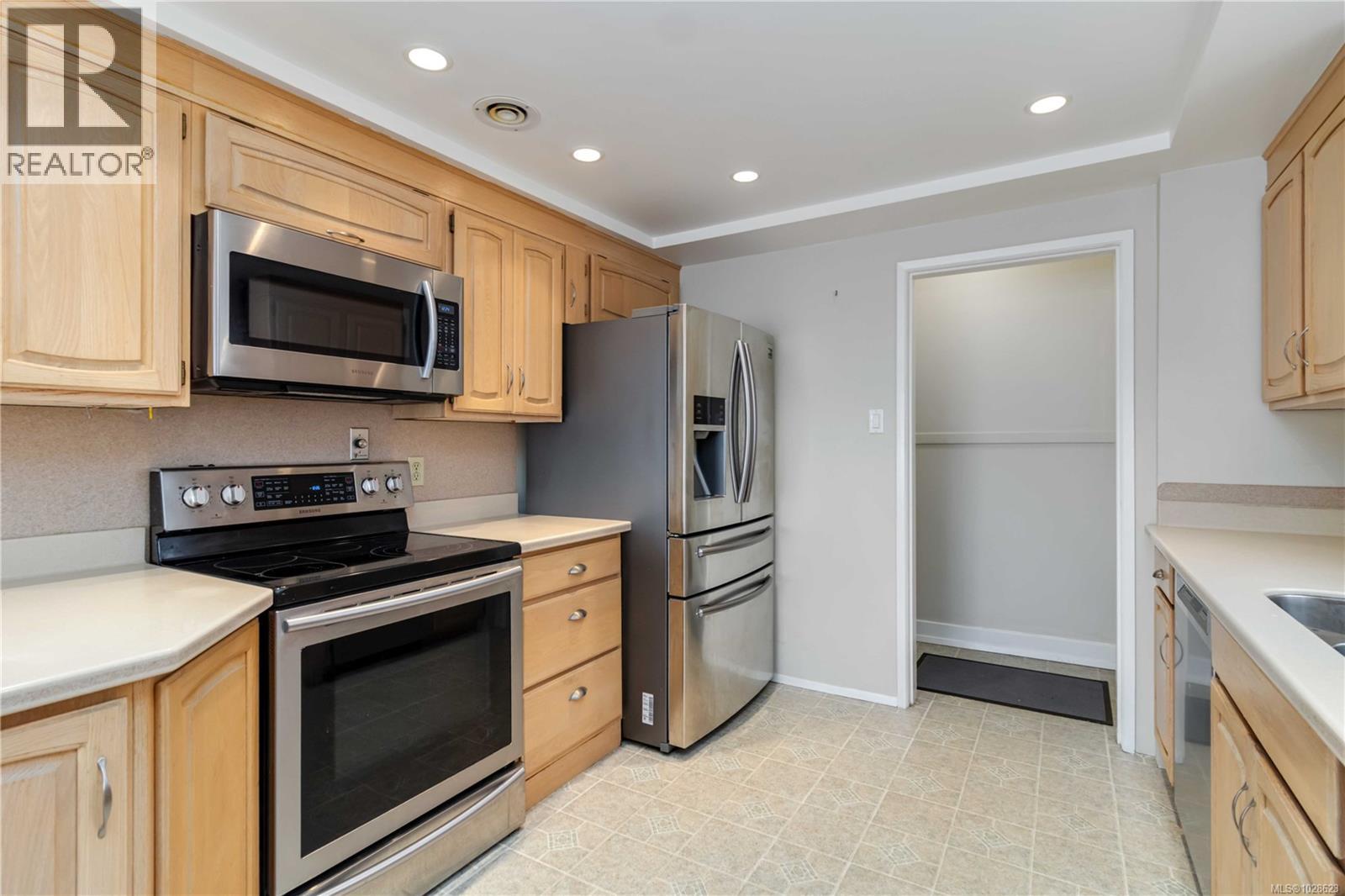 1811 HOLLYWOOD CRES - 15