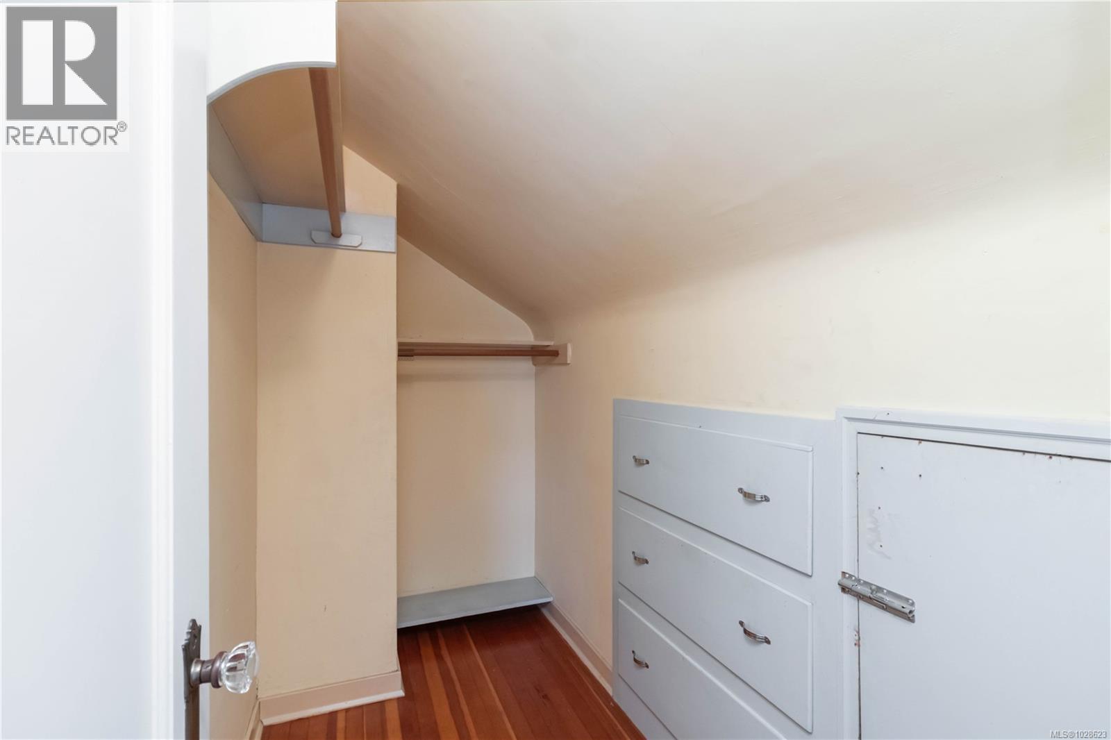 1811 HOLLYWOOD CRES - 36