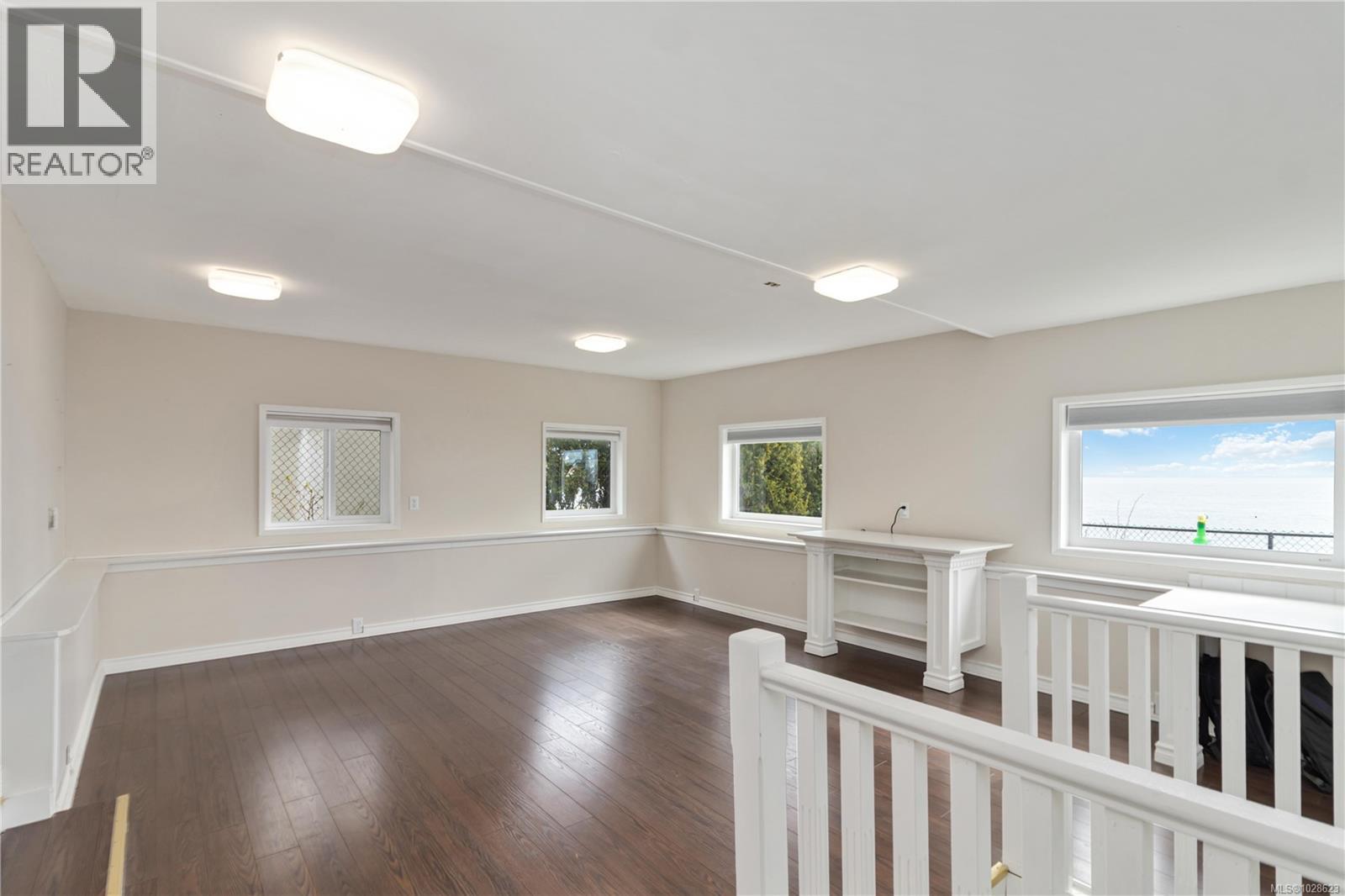 1811 Hollywood Cres - 47
