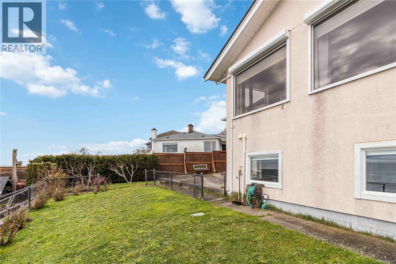 1811 HOLLYWOOD CRES - 53