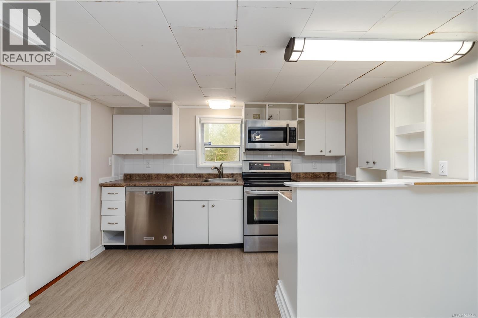 1811 HOLLYWOOD CRES - 45