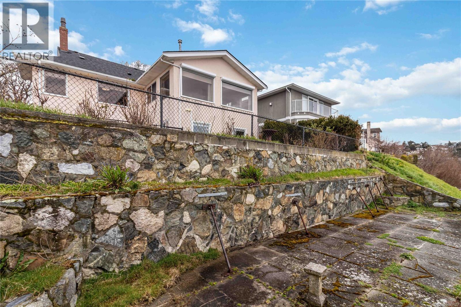 1811 Hollywood Cres - 49