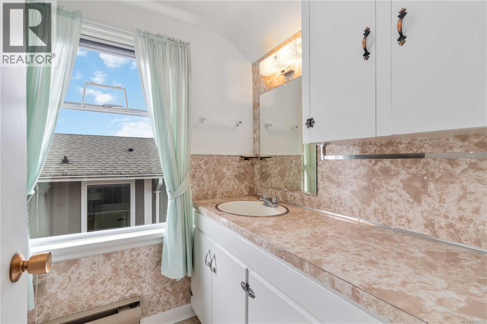 1811 Hollywood Cres - 31