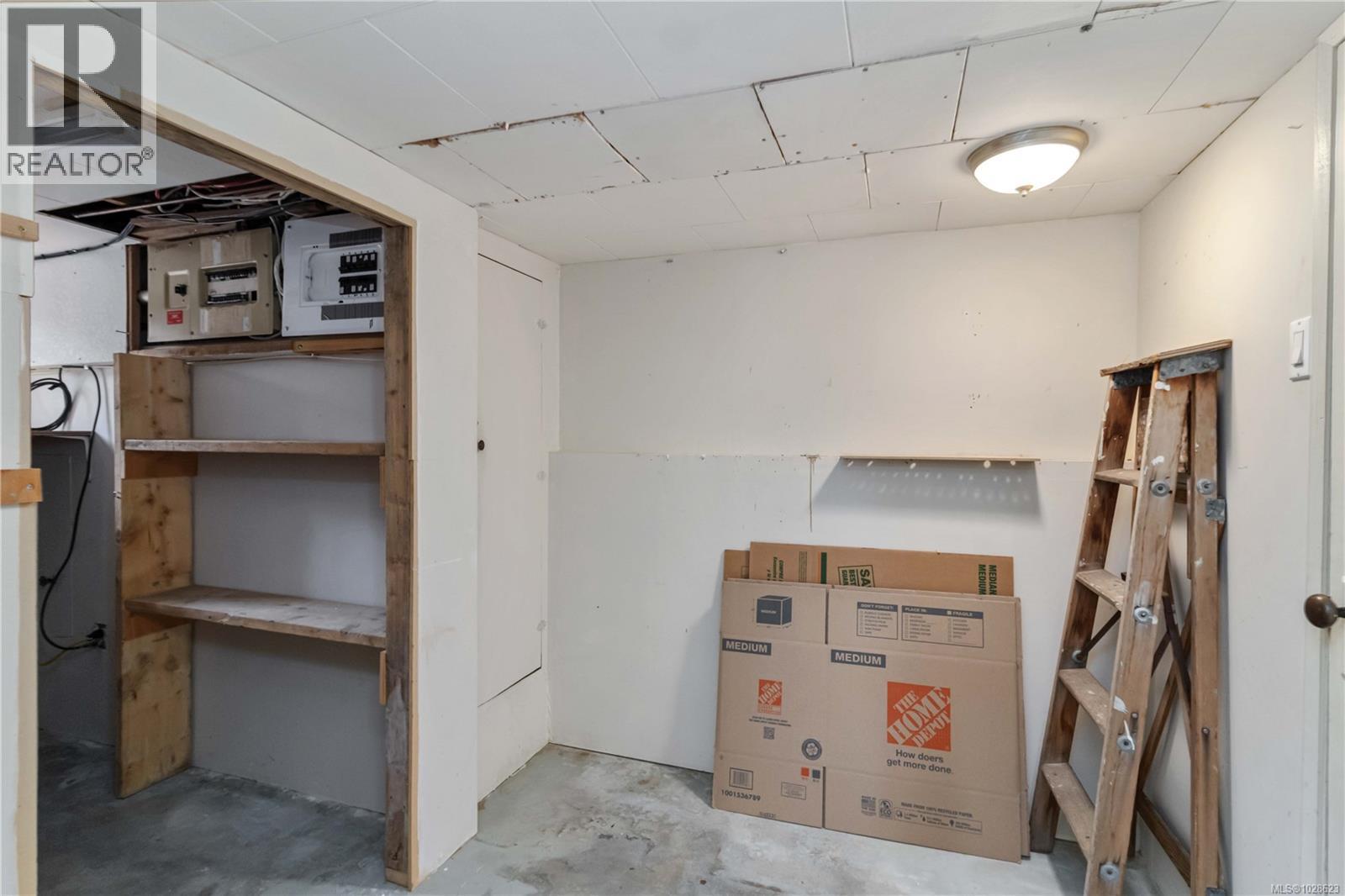 1811 HOLLYWOOD CRES - 39