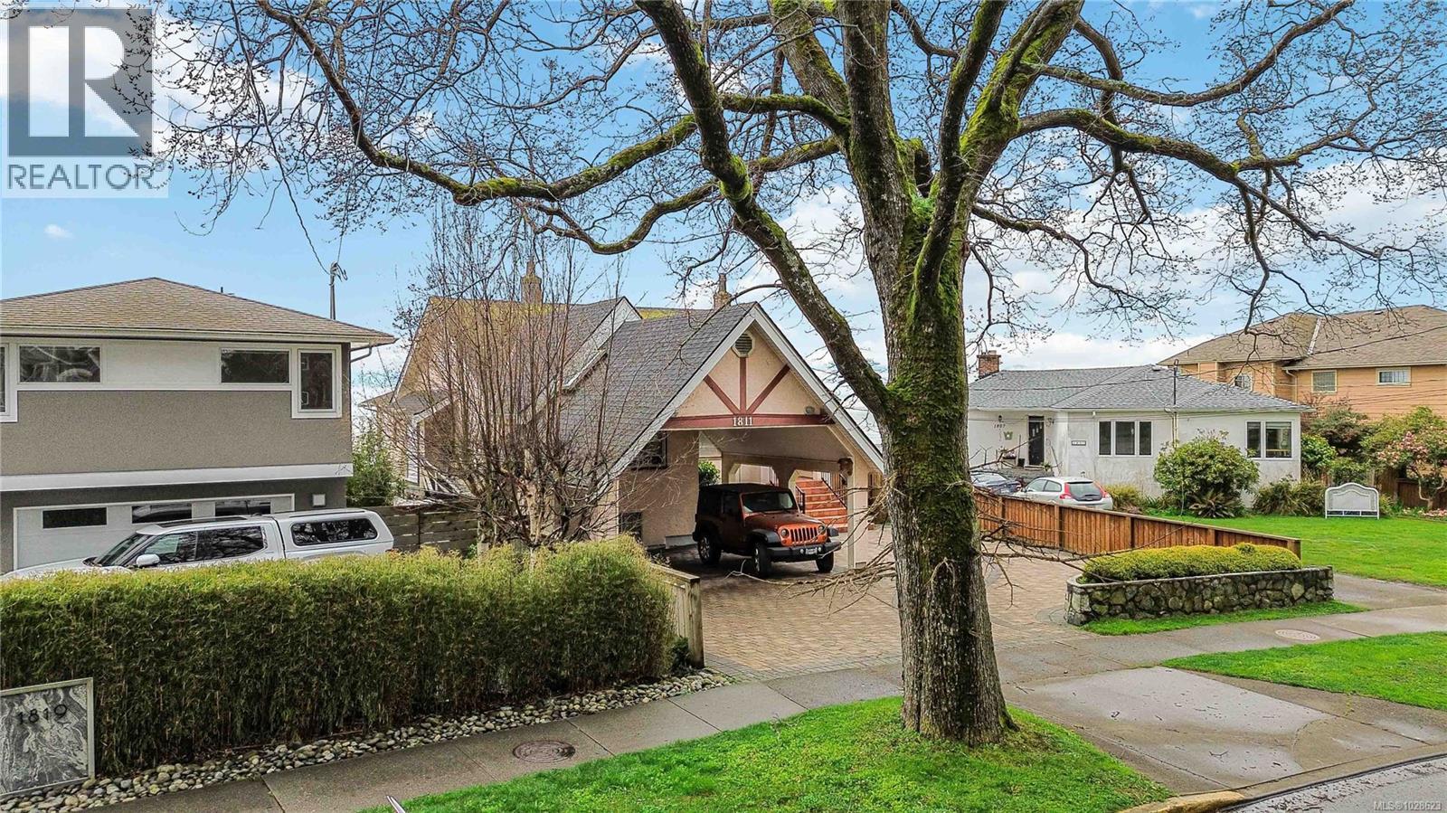 1811 HOLLYWOOD CRES - 56