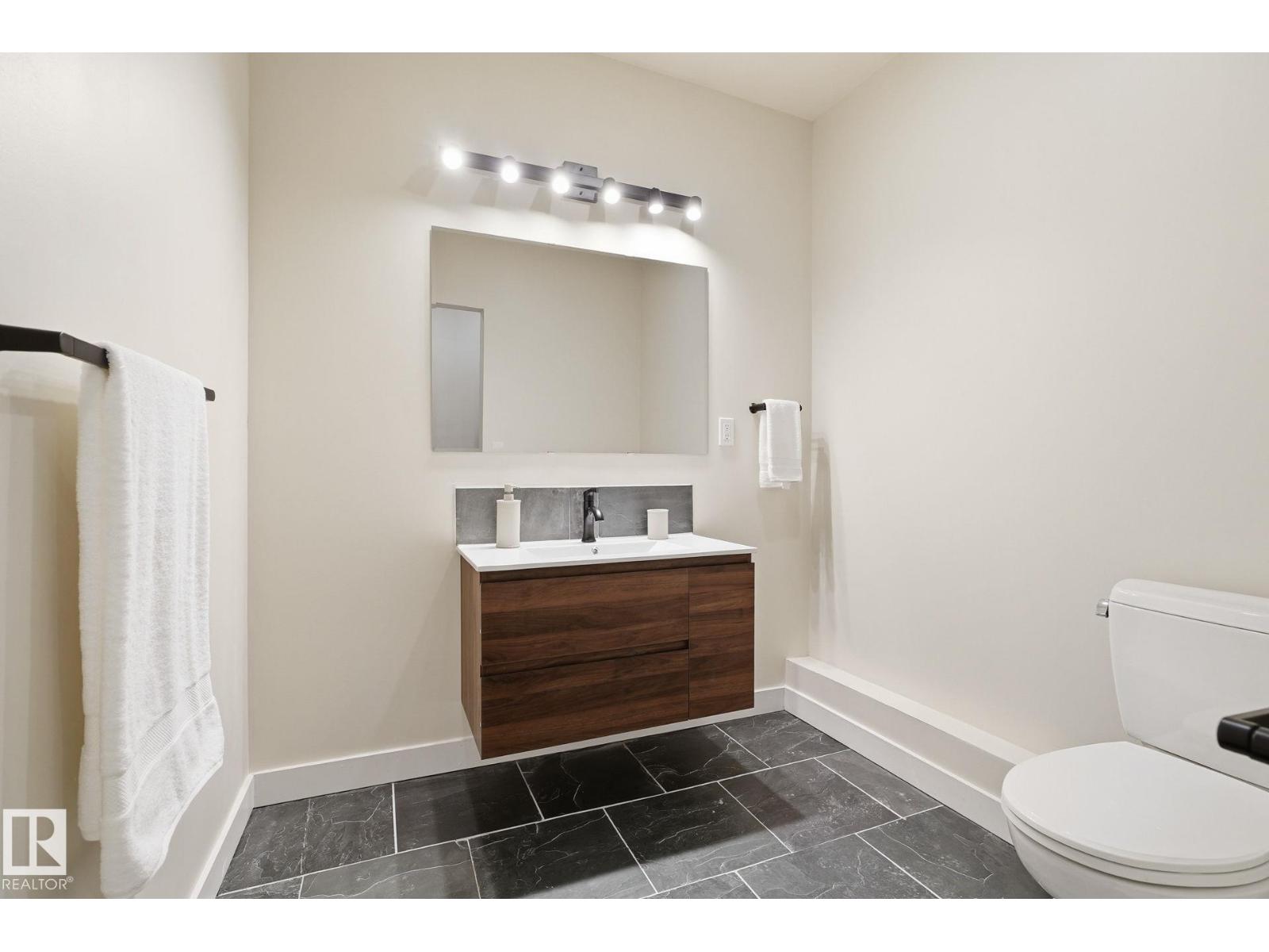 8704 75 AV NW, Edmonton