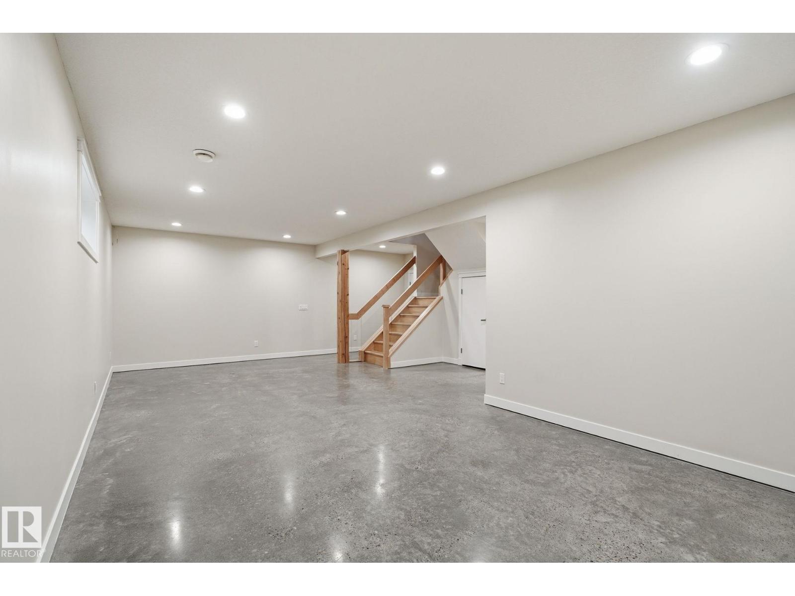 8704 75 AV NW, Edmonton