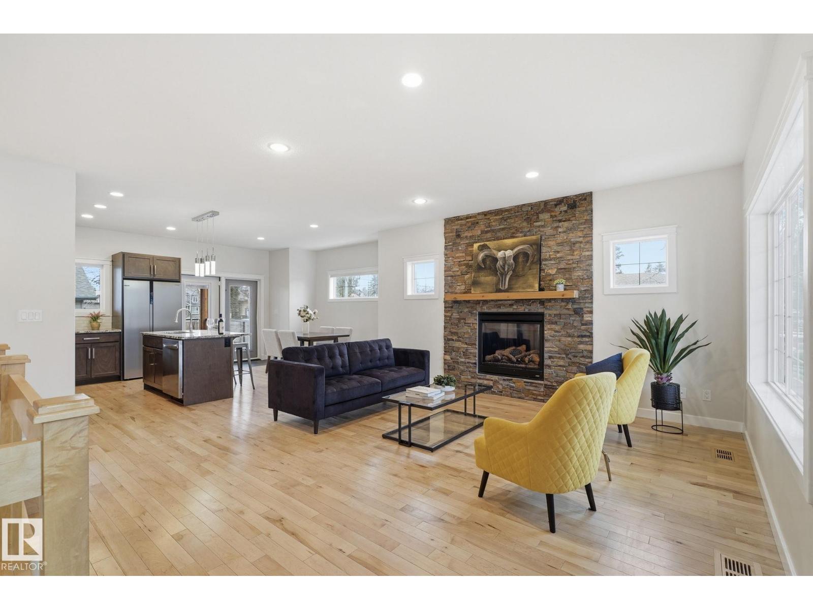 8704 75 AV NW, Edmonton