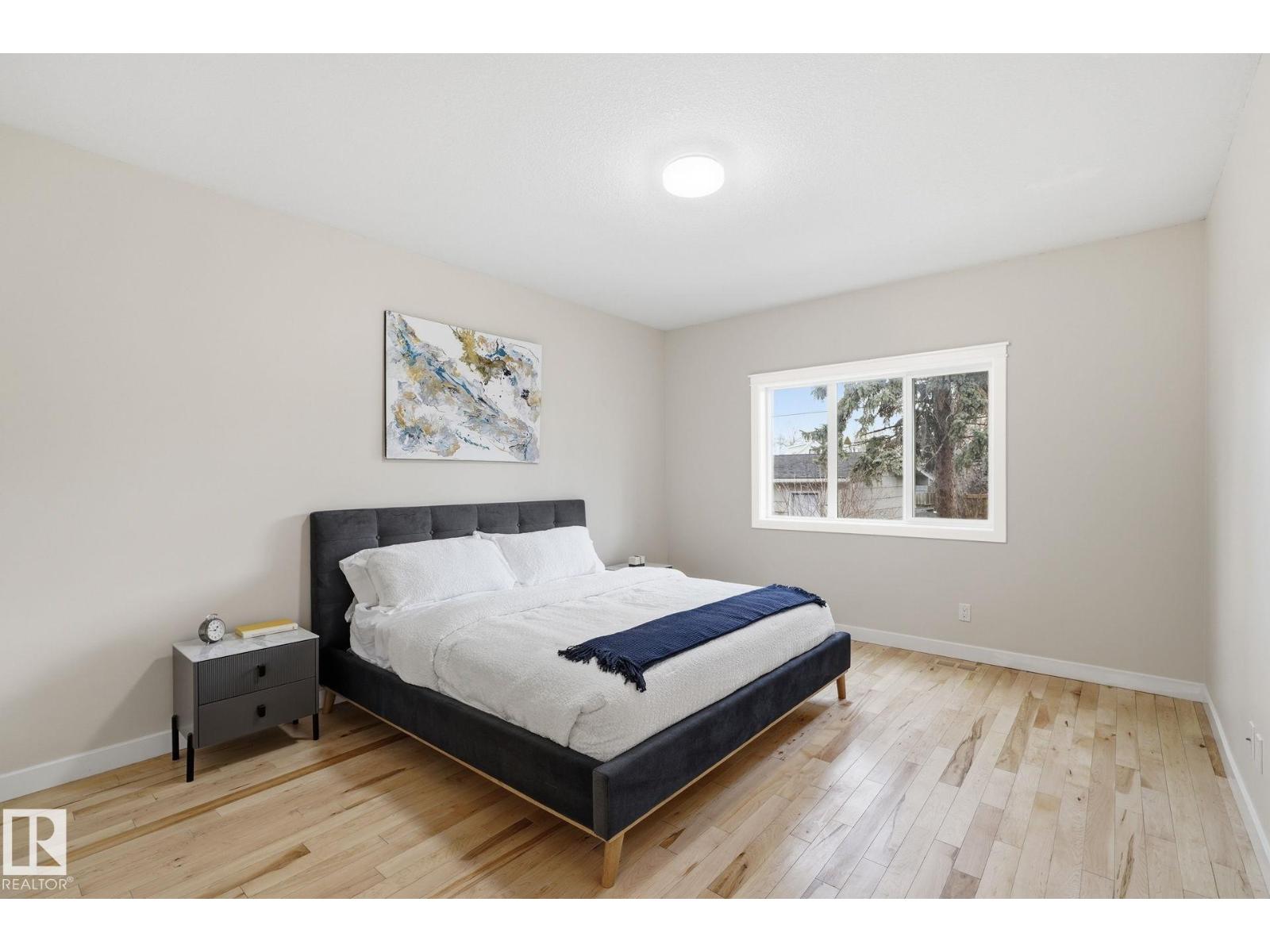 8704 75 AV NW, Edmonton