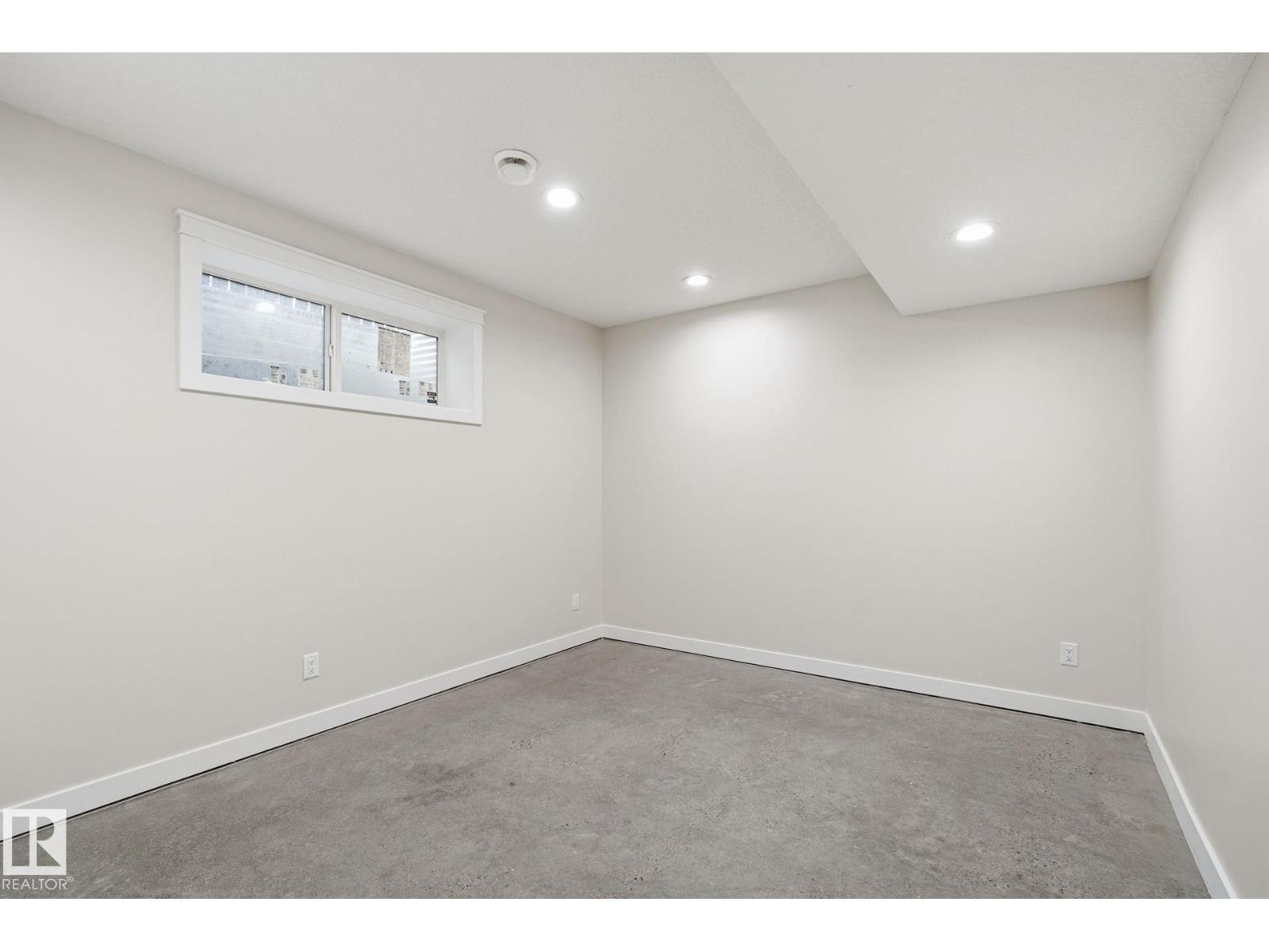 8704 75 AV NW, Edmonton