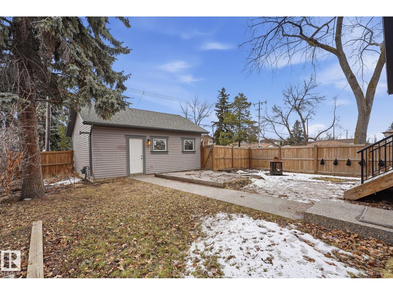 8704 75 AV NW, Edmonton