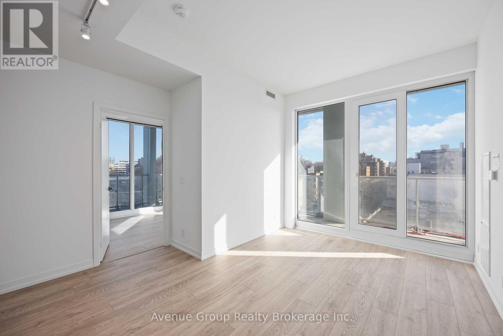 #827 2020 BATHURST STREET - 10