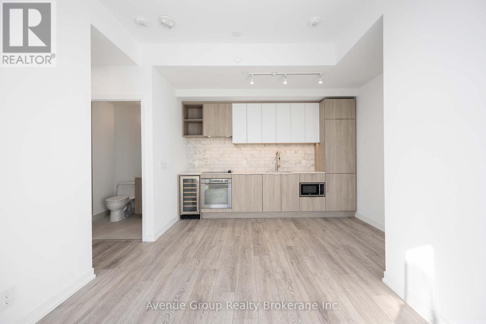 #827 2020 BATHURST STREET - 14