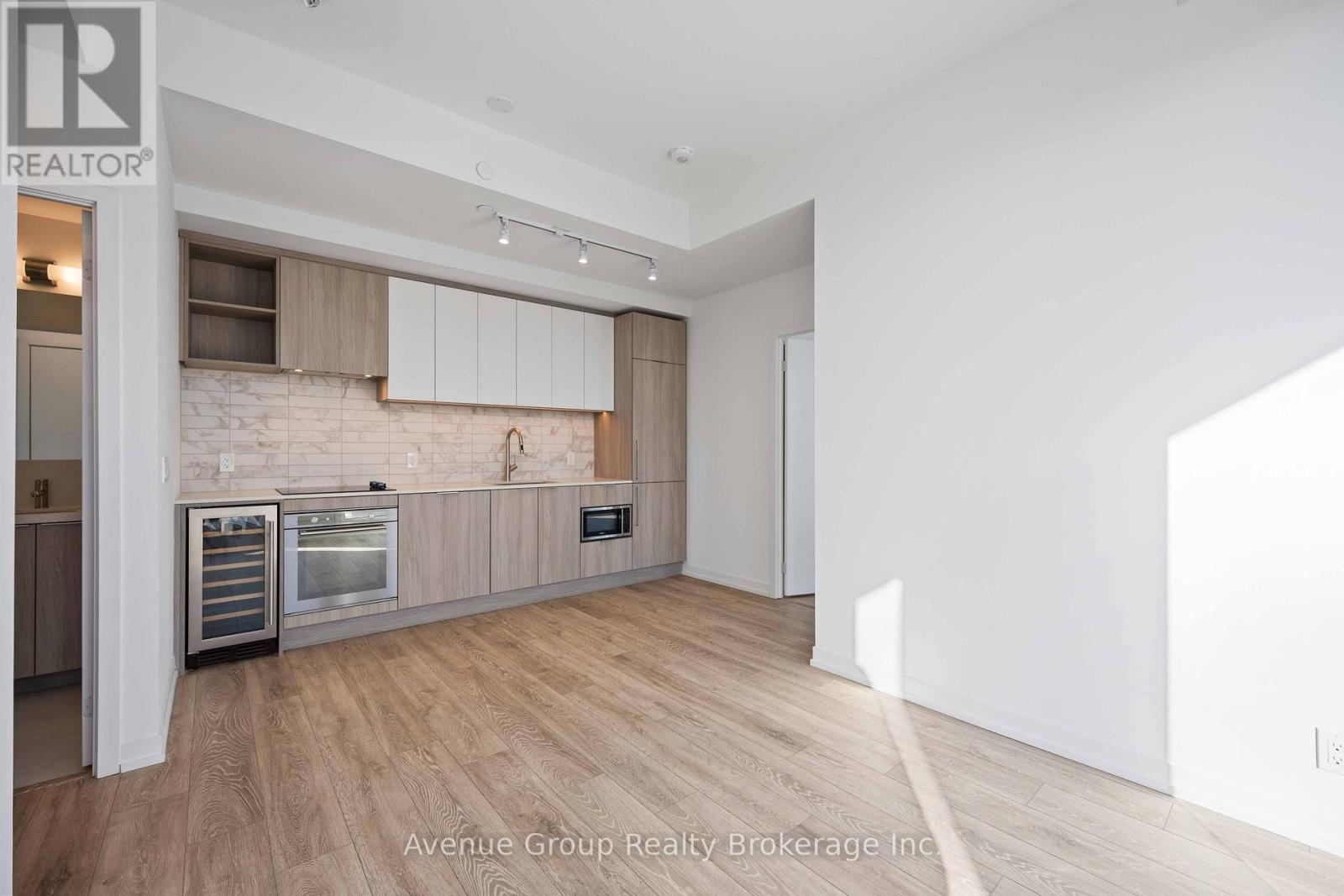 #827 2020 BATHURST STREET - 15