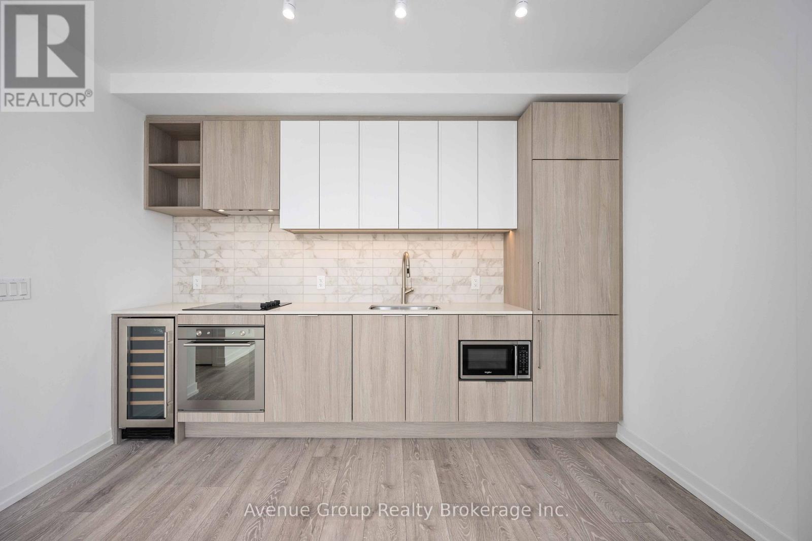 #827 2020 BATHURST STREET - 16