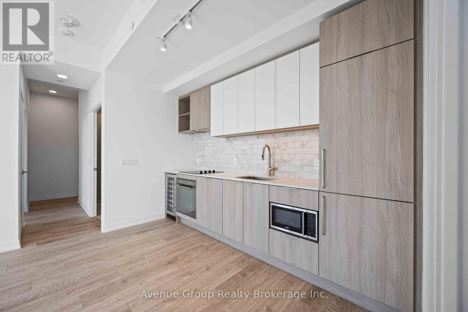 #827 2020 BATHURST STREET - 17