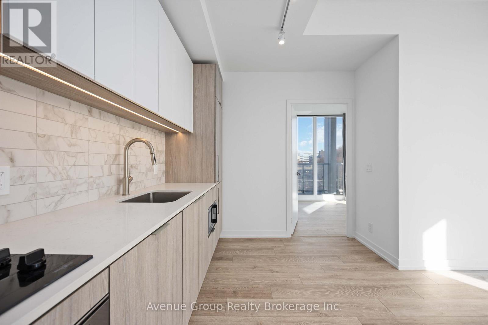 #827 2020 BATHURST STREET - 19