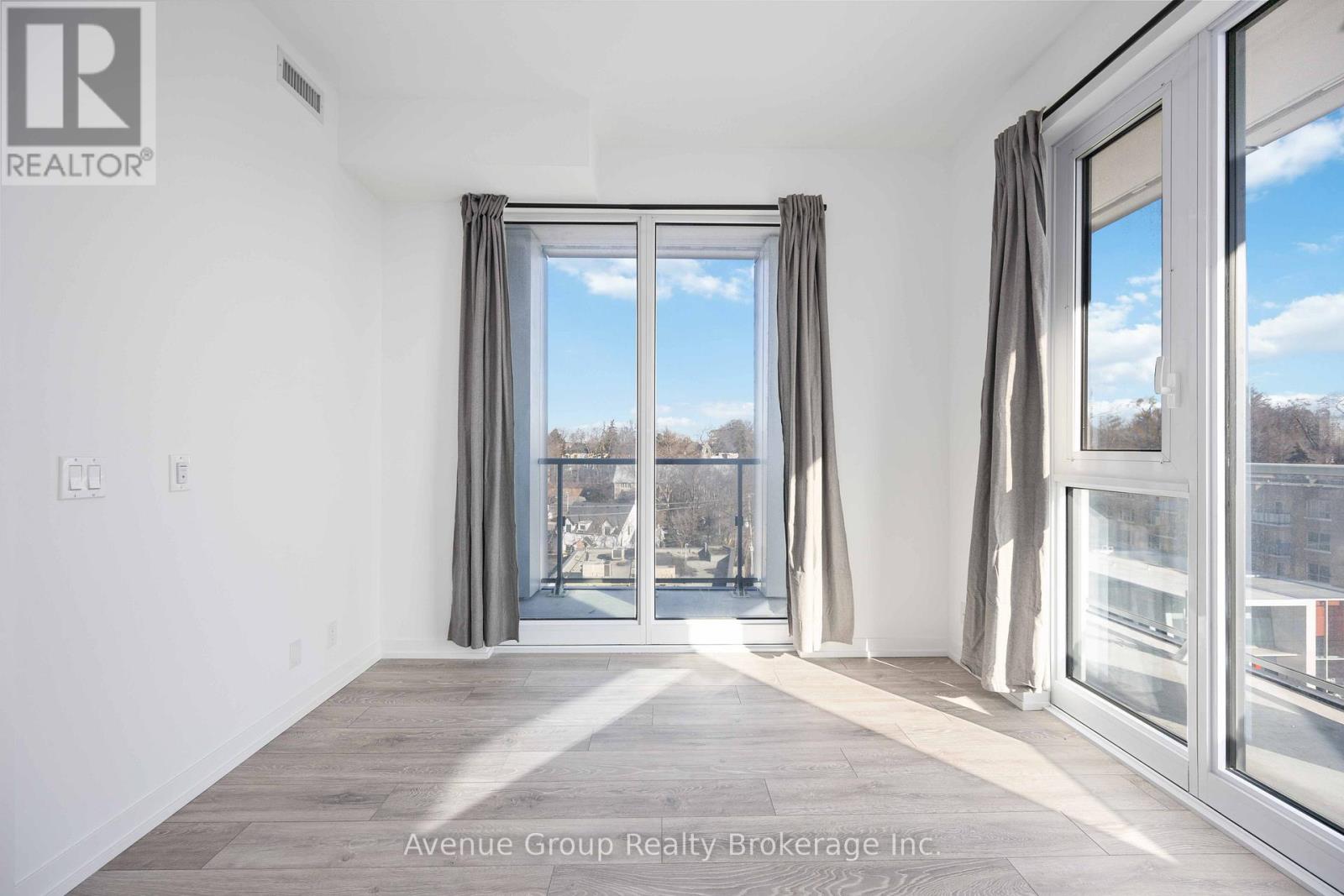 #827 2020 BATHURST STREET - 22