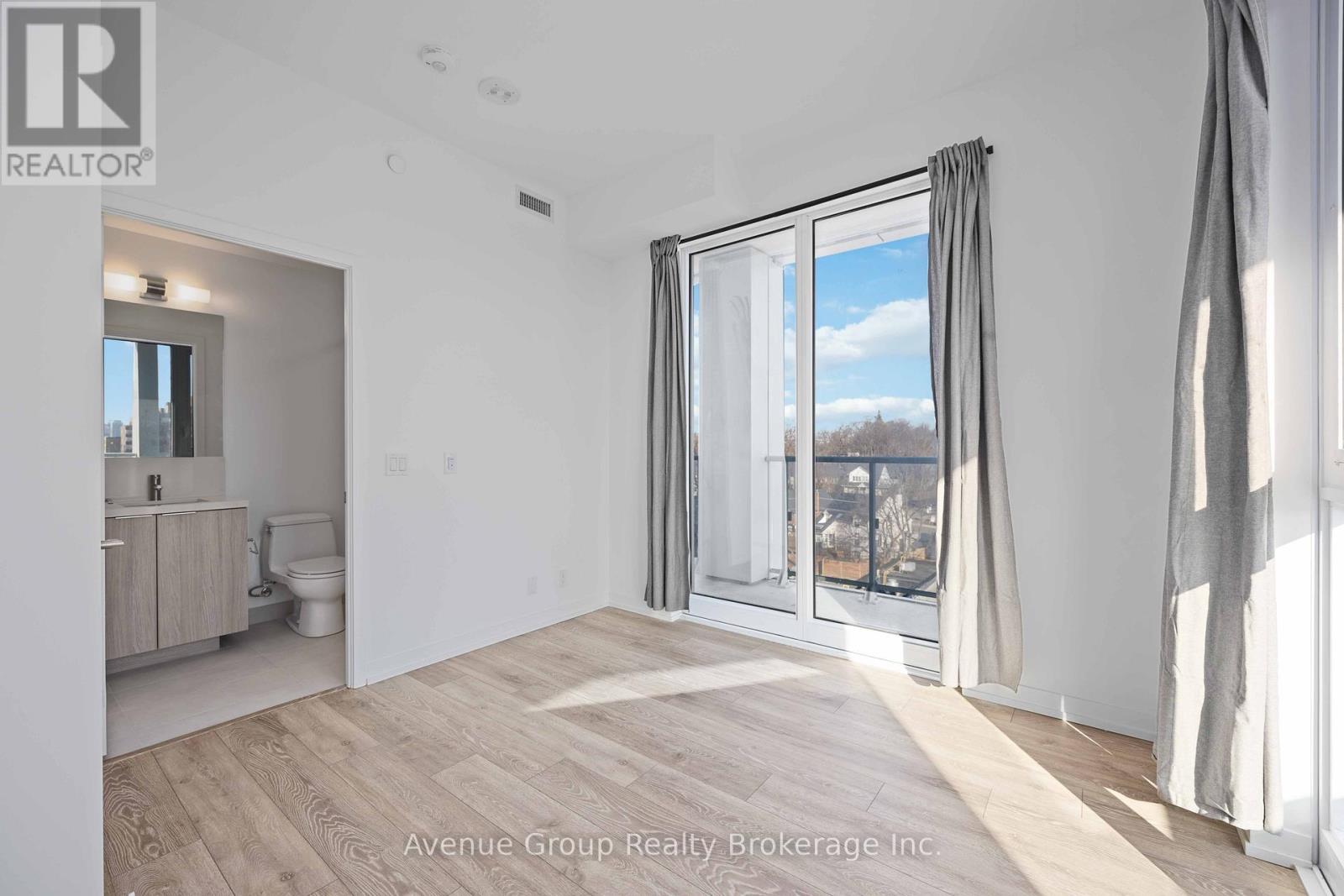 #827 2020 BATHURST STREET - 23