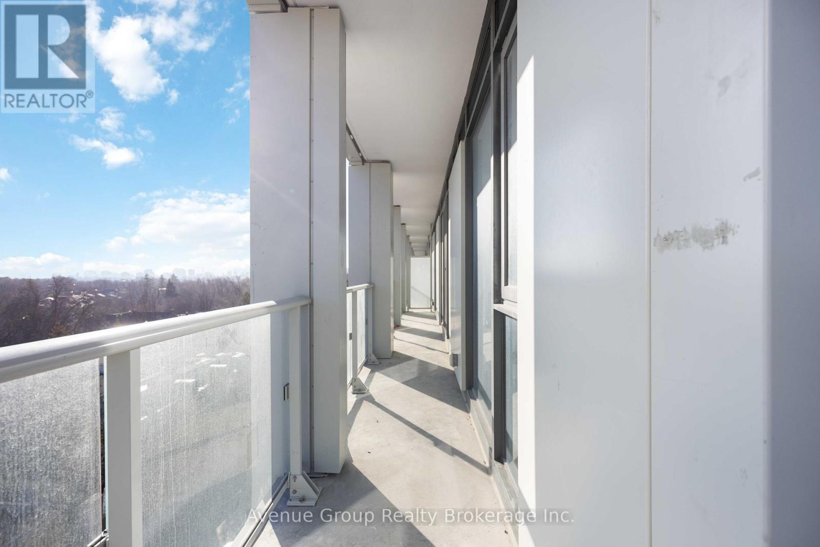 #827 2020 BATHURST STREET - 32