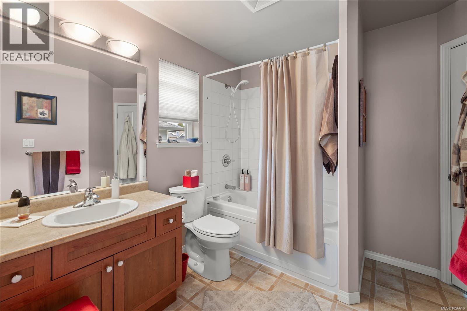 8 NEWSTEAD CRES - 16