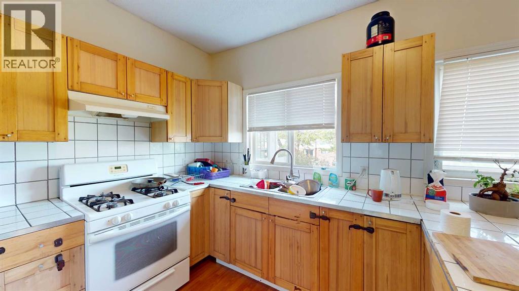 1625 23 AVENUE SW - 13