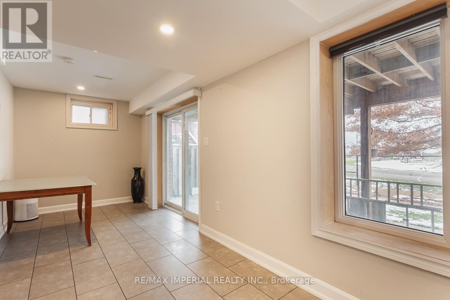85 MAPLE RIDGE CRESCENT E - 22