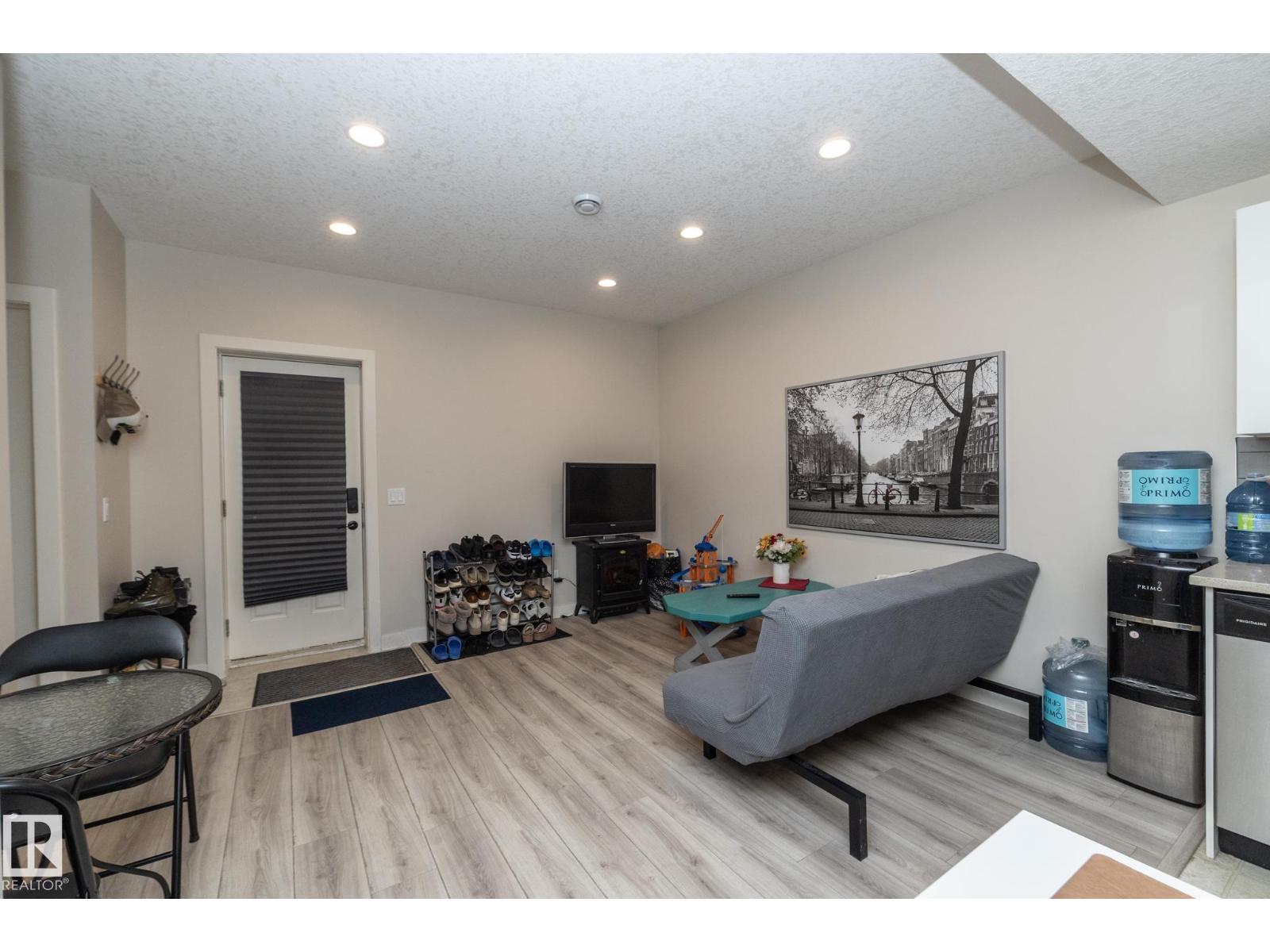 5315 17 AV SW, Edmonton