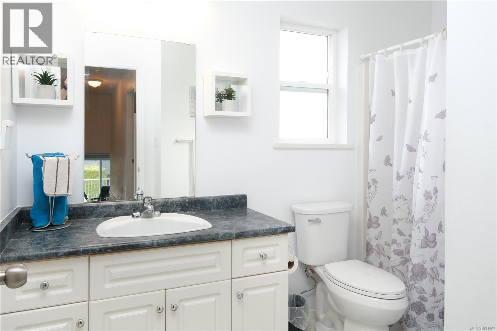 825 Pinecrest Rd, Campbell River